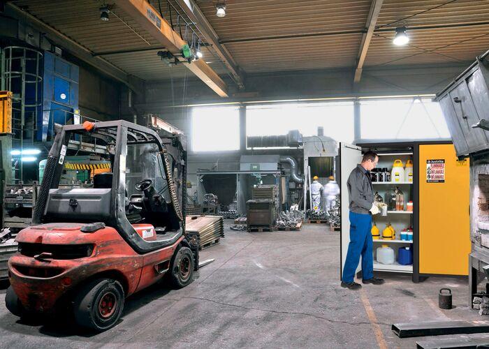 Justrite™ 30-Minute EN Flammable Safety Cabinet, 30 Gal., 3 shelves, 1 hybrid-close door, Yellow