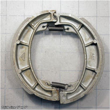Load image into Gallery viewer, BRAKE SHOE SET W/SPRING